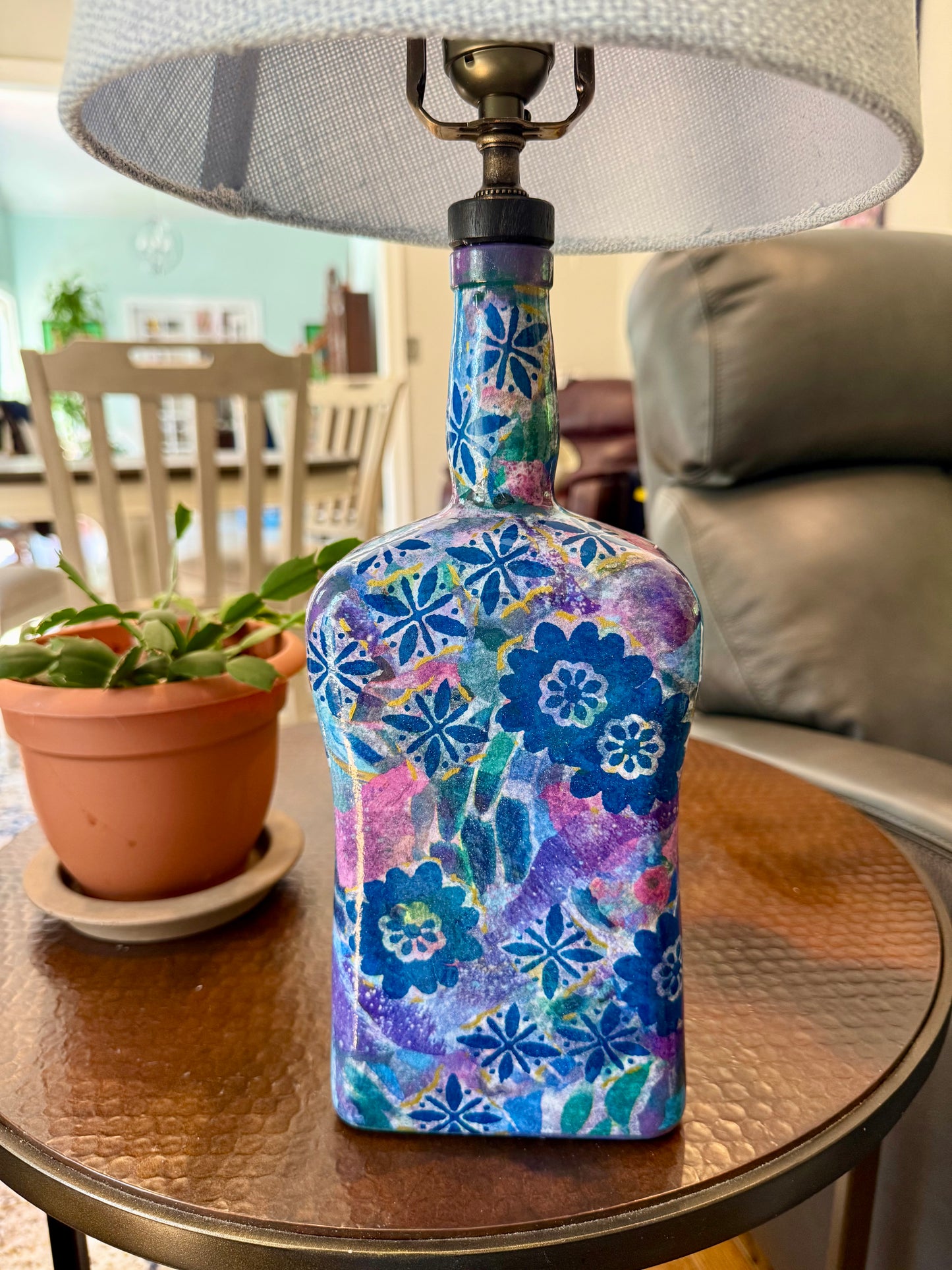 Bourbon bottle table lamp