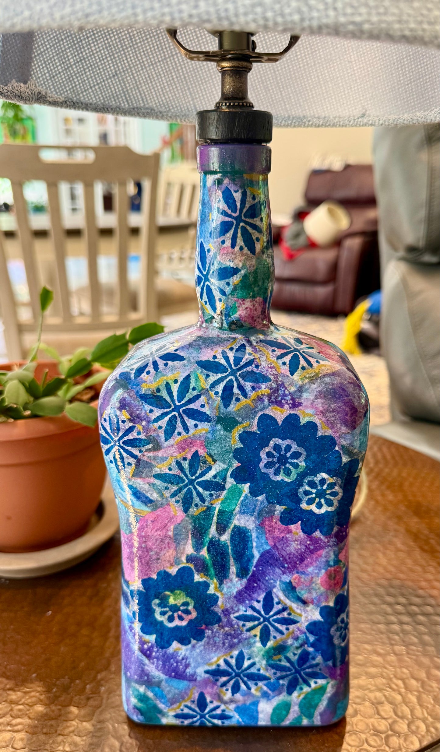 Bourbon bottle table lamp